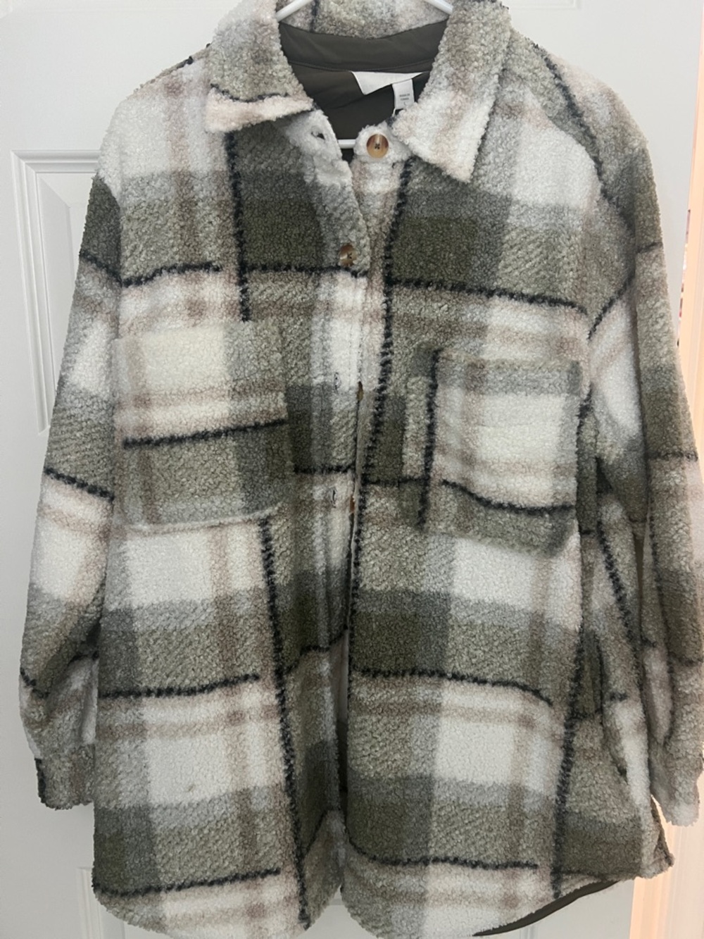 NWT Full placket button front Shacket in Olive & Cream. Double chest pockets